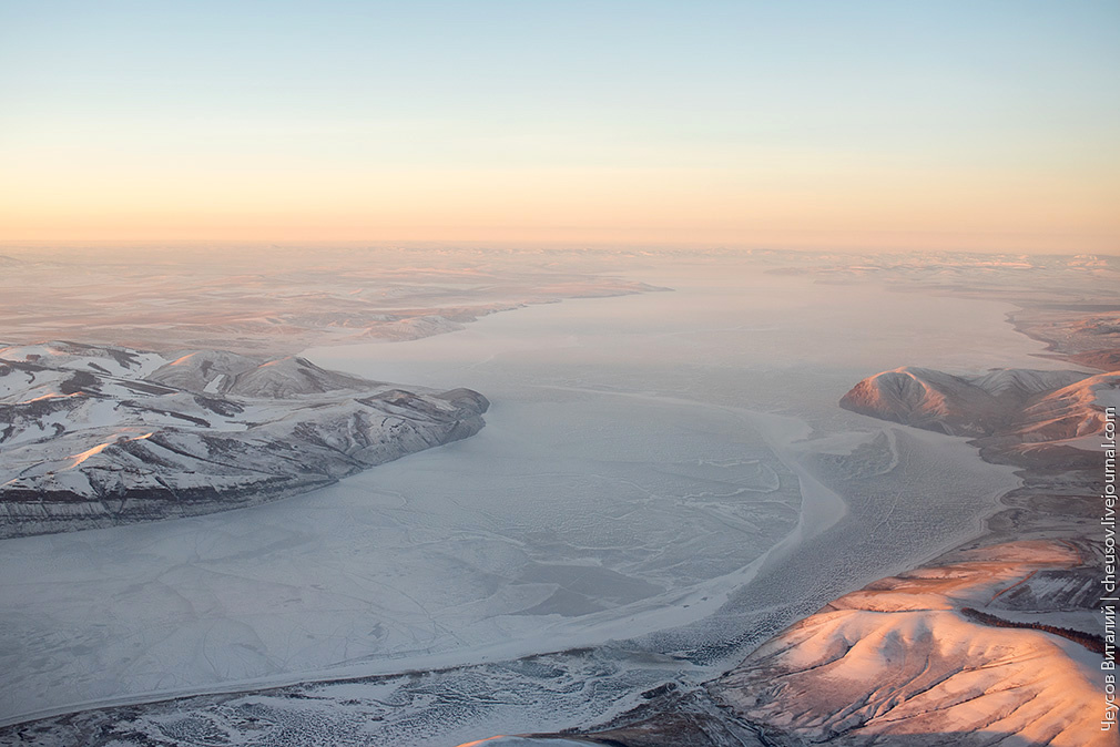 Во время перелёта можно полюбоваться замёрзшим Красноярским морем