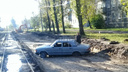 «Из принципа не вытаскивают»: в Ярославле «Волга» застряла в грязи на ремонтируемой дороге