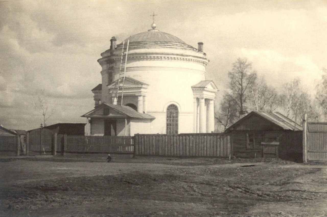 Церковь в начале века в окружении деревянных домов