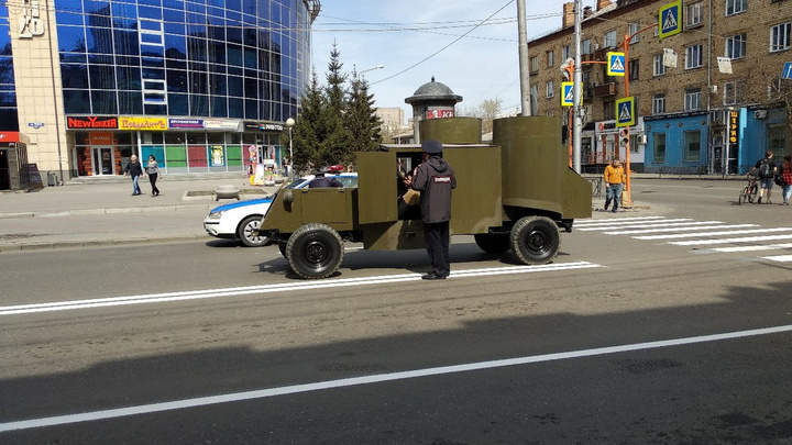Бронетранспортёр без тормозов оказался в центре Красноярска на 1 Мая