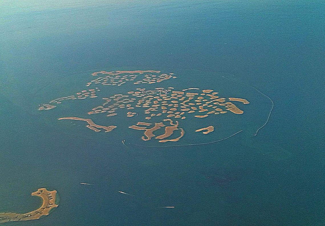 Группа искусственных островов по форме напоминает очертания материков Земли