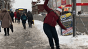 Трюки на перекрестке: смотрим на видео, как пешеходы справляются с гололёдом в центре Архангельска