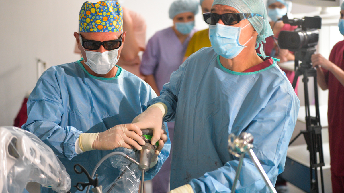 Ответ на 5 операцию. Хирургическая операция фото. Операция на открытом сердце. Хирург в очках на операции.