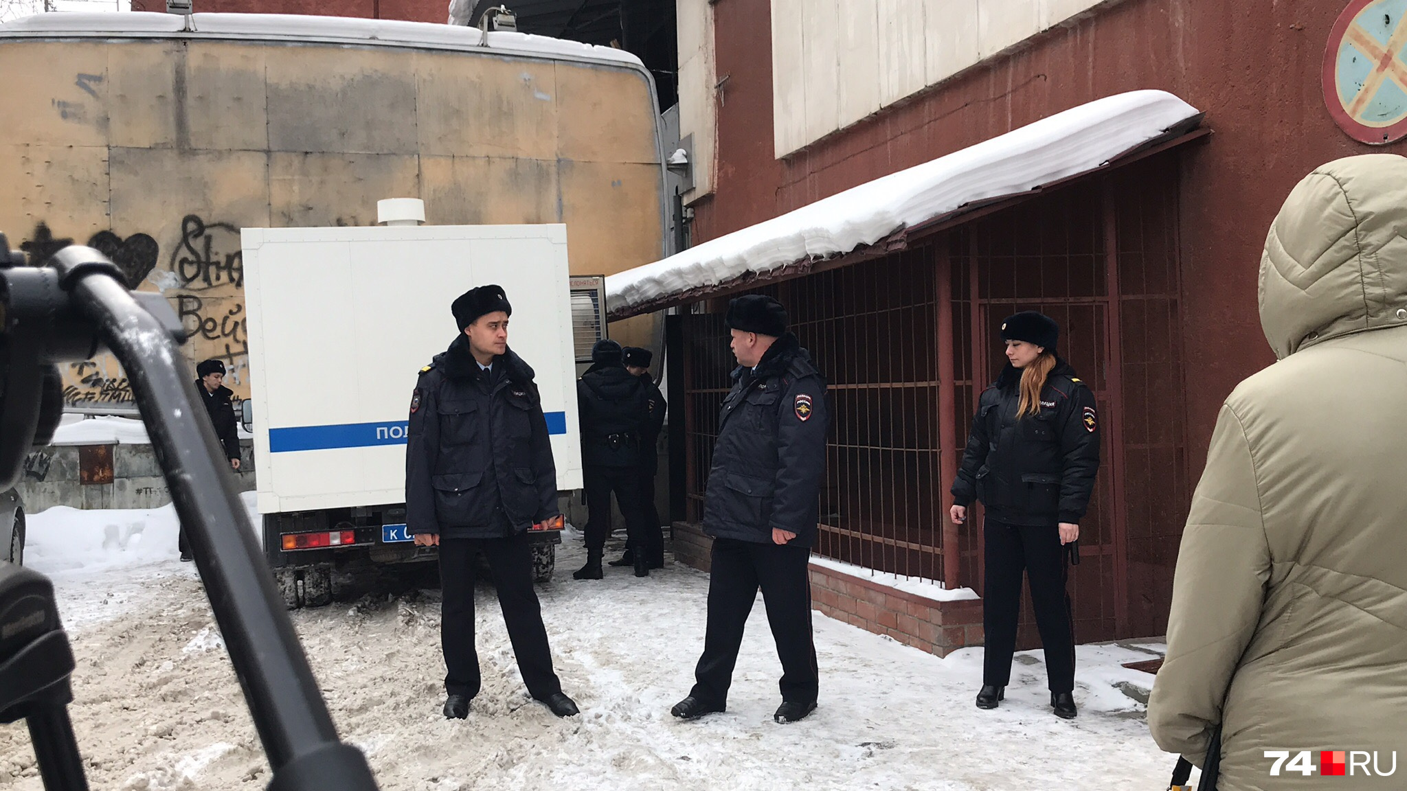 Конвою пришлось выставить оцепление около автозака, в котором привезли Алексея Севастьянова