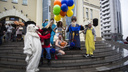 Видео: десятки новосибирцев столпились вокруг людей в странных нарядах в центре города