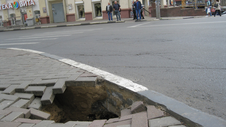 Опасный провал: тротуар ушел под землю на площади Свободы