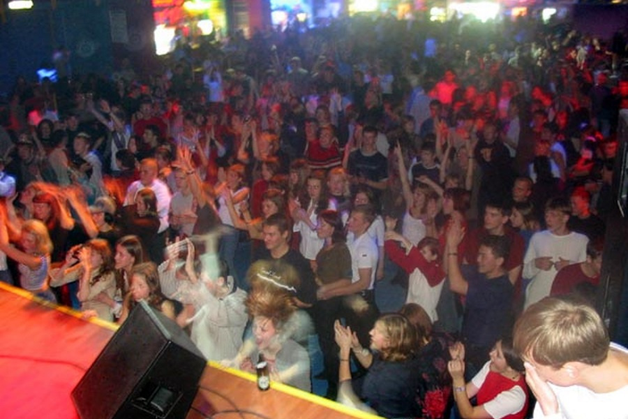 Первый в городе ночной клуб вместимостью более 1000 человек был создан молодежным движением «Лебедь» в 2000 году 