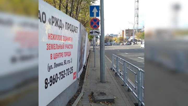 «Придется переделывать»: рабочие оставили «тротуар препятствий» со столбами посередине на Ленина