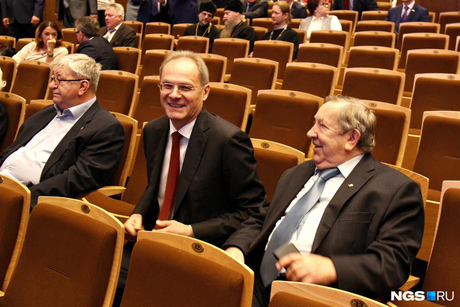 На торжество пришли главы Новосибирской области прошлых лет (в центре — Василий Юрченко, справа — Иван Индинок)