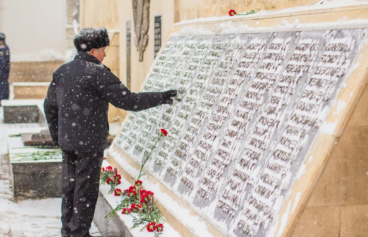 Родственники погибших каждый год приходят на место трагедии, чтобы почтить их память