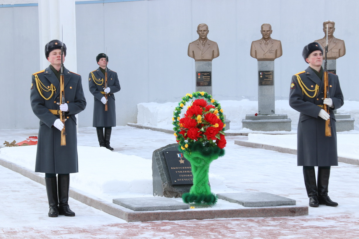 Участники митинга возложили цветы к мемориалу героев-выпускников училища