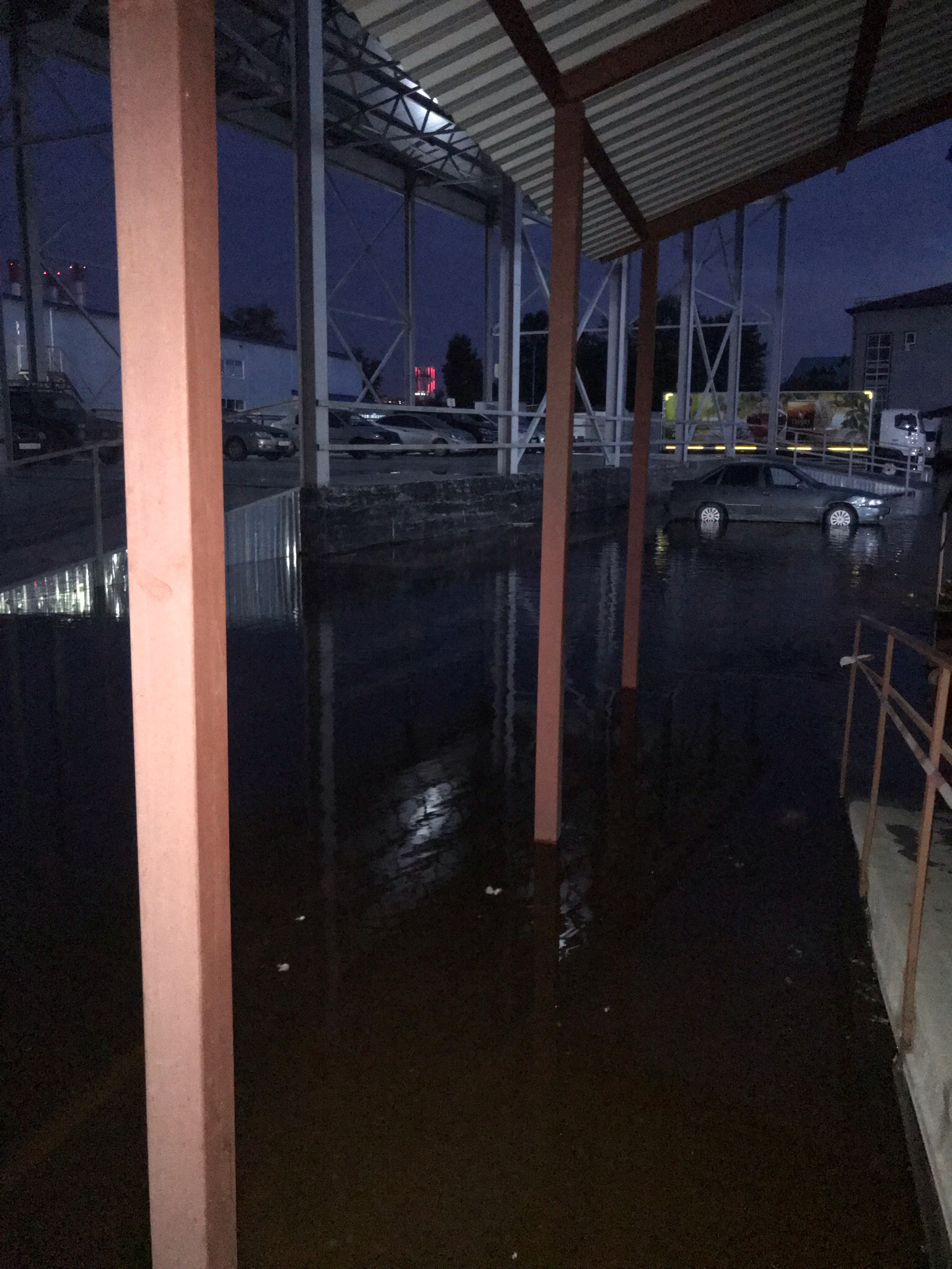 Коммунальные службы обещали оперативно откачать воду Коммунальные службы обещали оперативно откачать воду