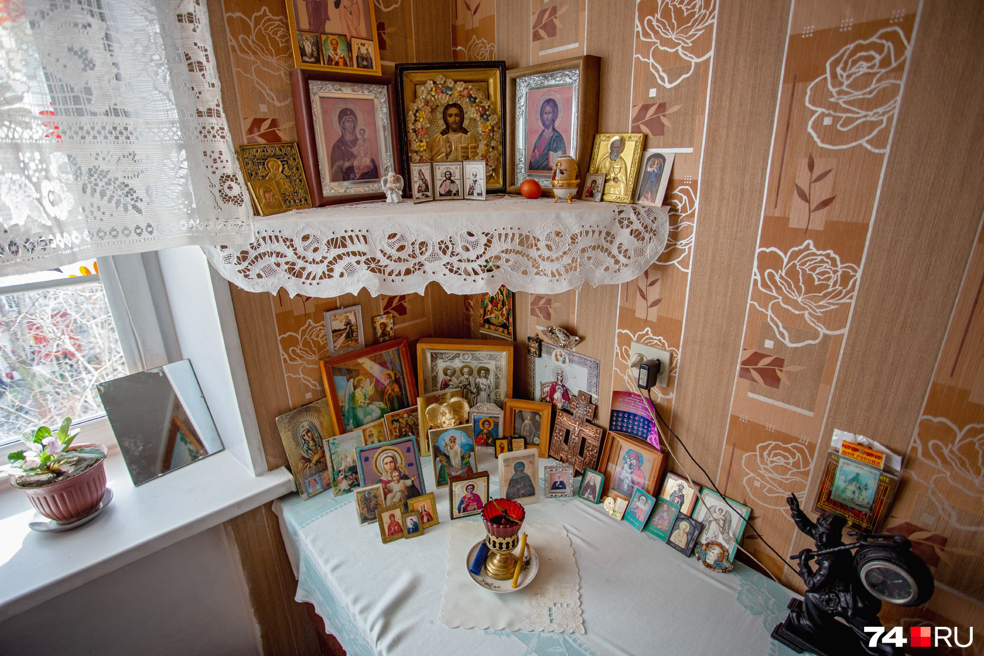 На столе в её комнате — десятки икон На столе в её комнате — десятки икон