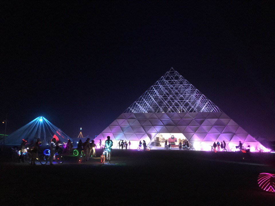 Огромная светящаяся пирамида вызвала много впечатлений у участников фестиваля 
