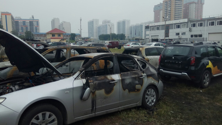 На автостоянке по Полтавской ночью выгорело 9 машин
