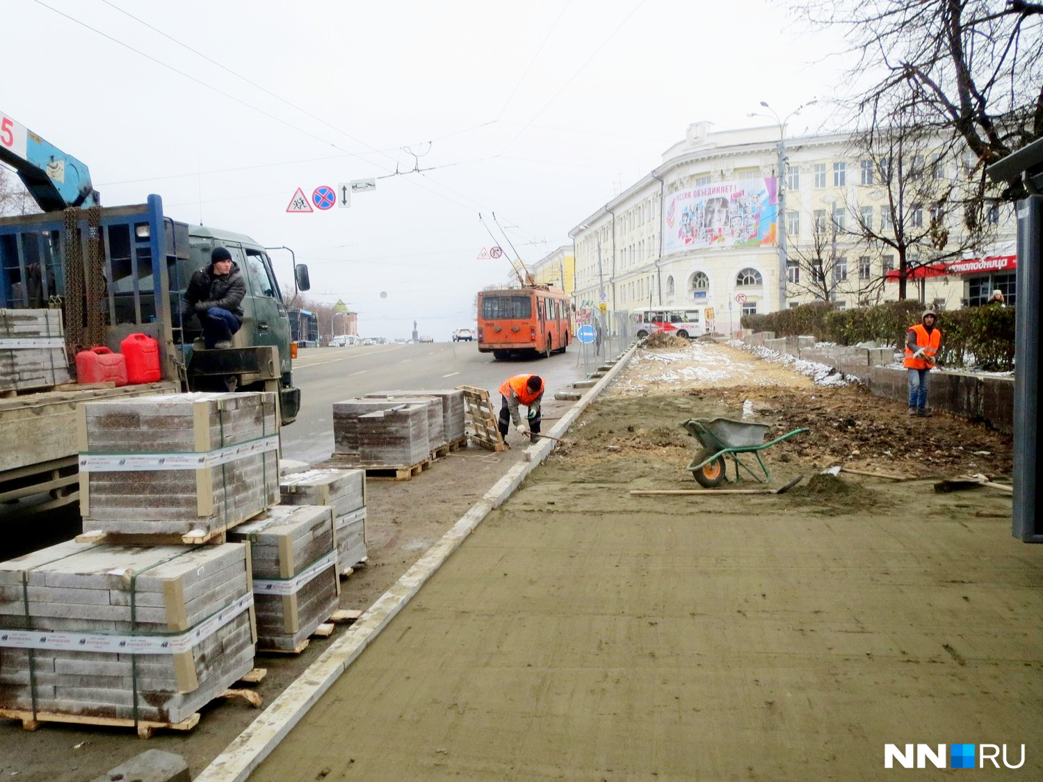Реконструкция площади идет даже в выходные Реконструкция площади идет даже в выходные