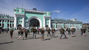 Видео: молодые проводницы станцевали перед вокзалом Новосибирск-Главный