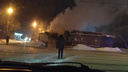 На улице Сержанта Коротаева загорелся магазин — огонь перекинулся на соседний рынок