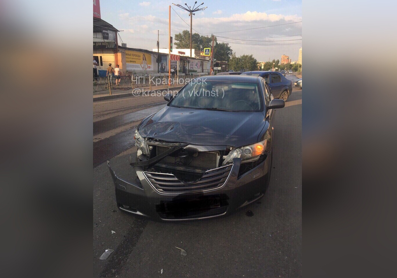 Идущий следом автомобиль оказался сильно разбит Идущий следом автомобиль оказался сильно разбит