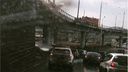 Неожиданный сюрприз: ждущих поворота на кольцо Калинина авто сверху накрывает волной грязной воды