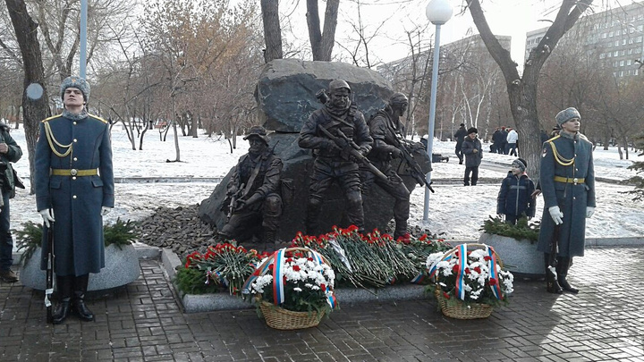 На набережной за «Красноярьем» открыли памятник погибшим бойцам спецназа