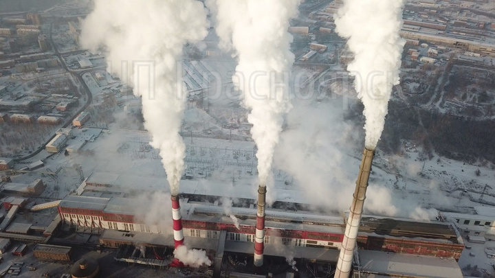 Красноярец показал, как выглядит дым из труб на предприятиях с высоты