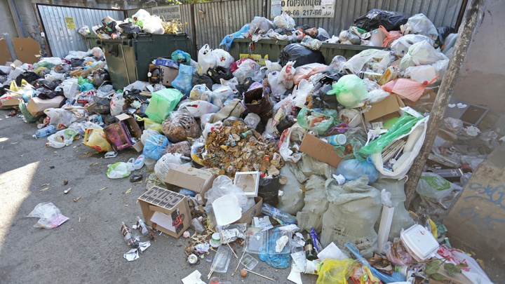 «Полный беспредел»: челябинцам выставили счета за весь месяц мусорного коллапса