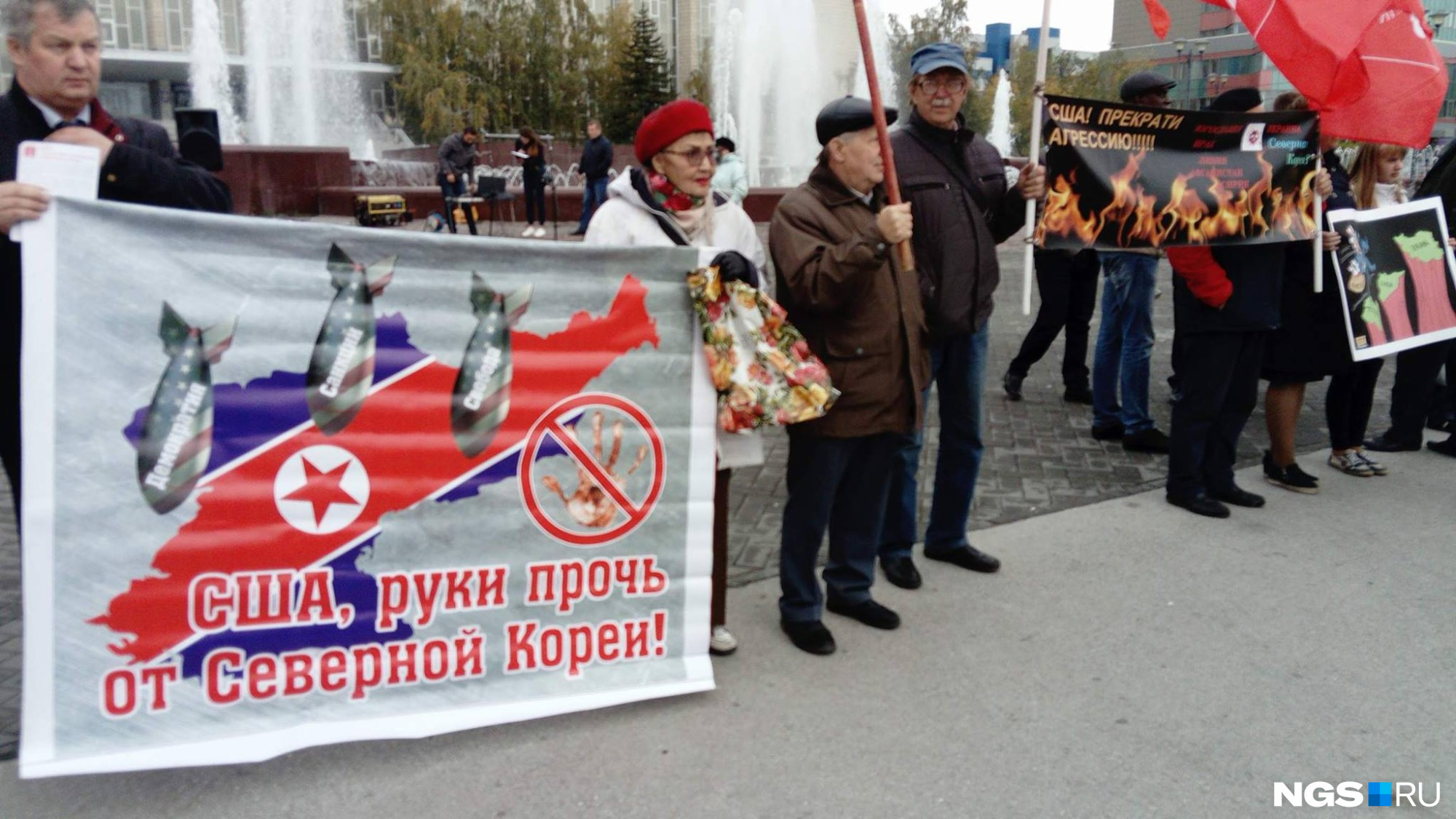 Митингуют у ГПНТБ около 50 человек. Фото Стаса Соколова