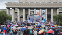 Тысячи новосибирцев с зонтами пришли к оперному театру на главный праздник страны