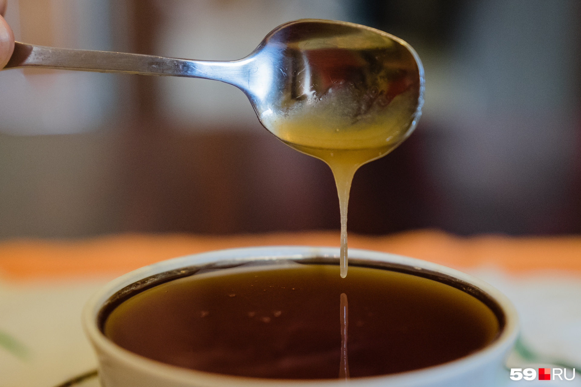 Мёд можно добавлять в тёплый чай, а еще лучше — в молоко 