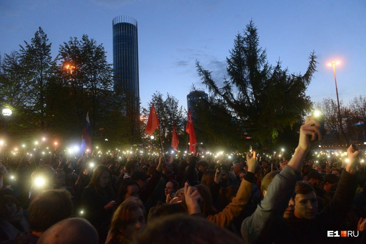 Во время протестных акций люди зажигали фонарики в защиту сквера
