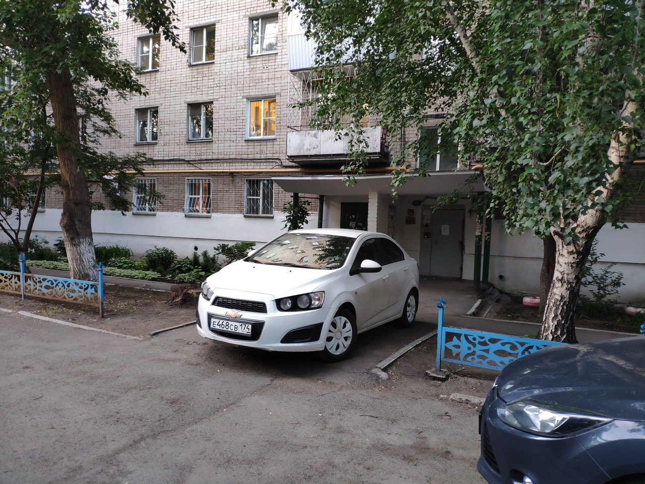 Владелец Chevrolet Aveo не постеснялся перекрыть проход напрочь Владелец Chevrolet Aveo не постеснялся перекрыть проход напрочь