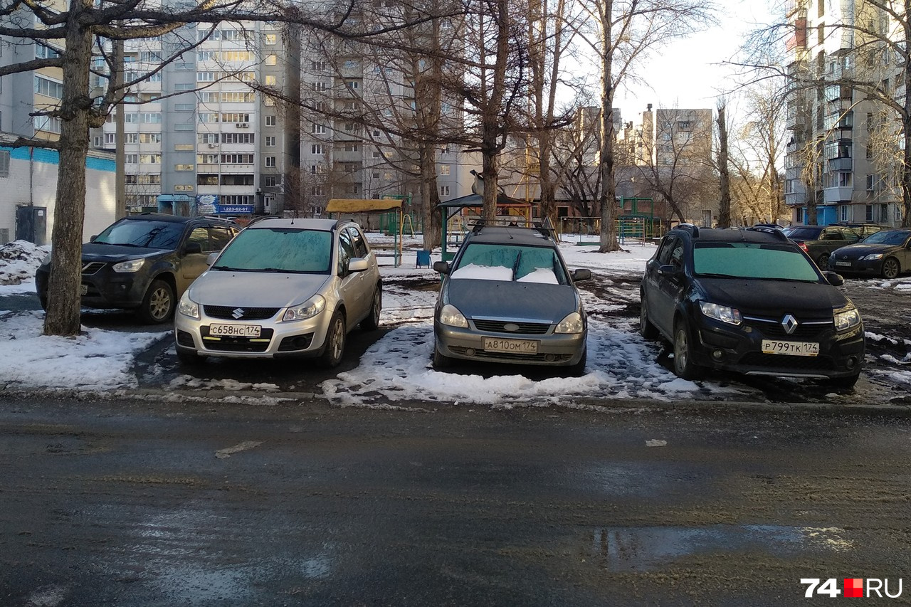 На первый взгляд кажется, что машины стоят в парковочном кармане, но приглядитесь — это или детская площадка, или газон