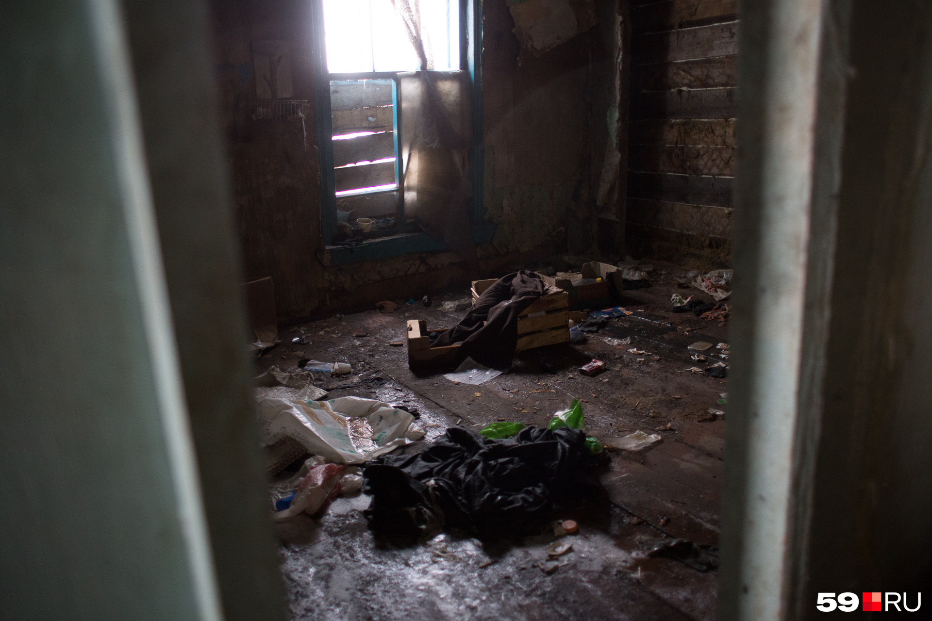 Внутри на первом этаже — старая одежда и мусор. Летом здесь жили бомжи