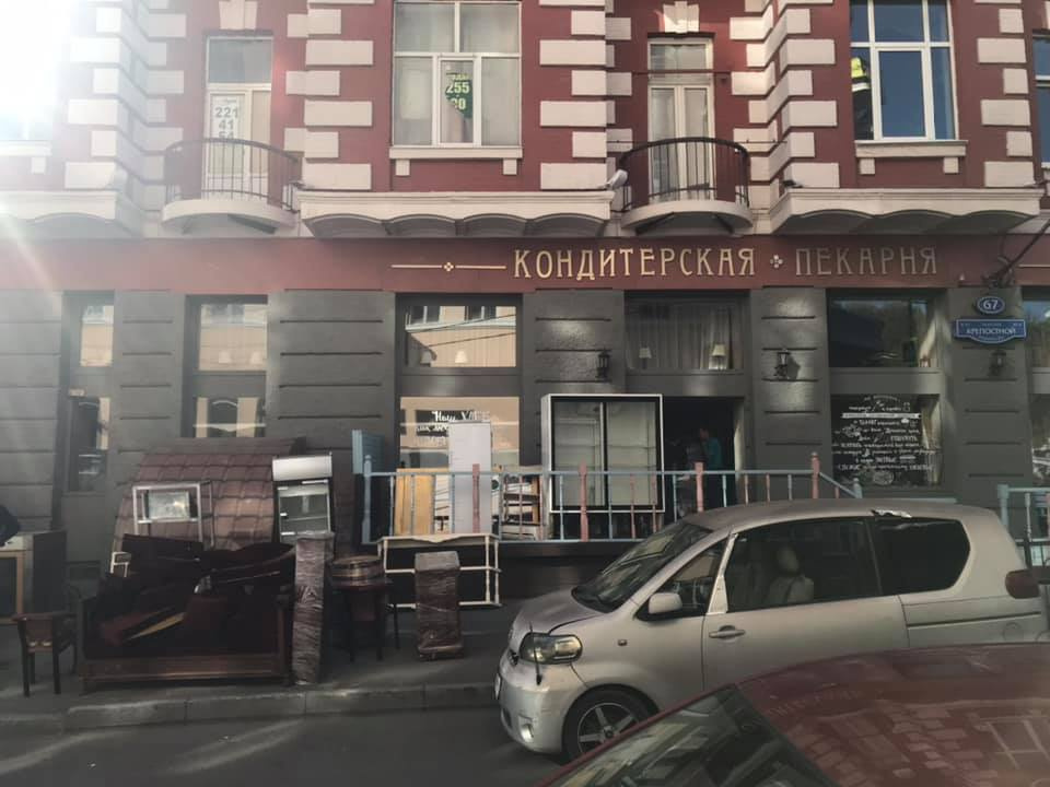 Детали интерьера известного ростовского ресторана стоят на улице