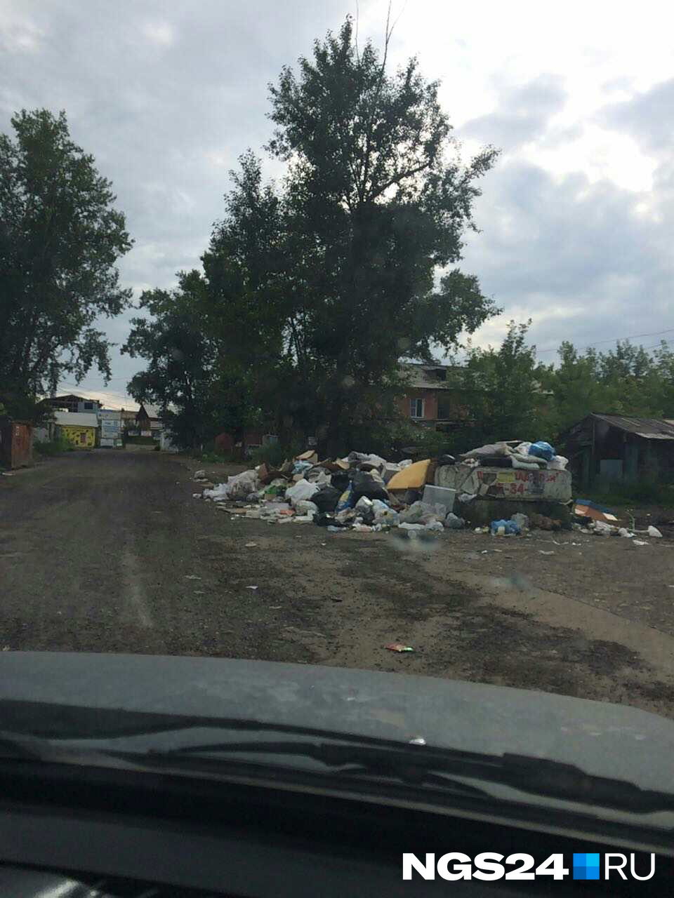 Управляет домами МУК «Красноярская», которая пообещала провести проверку — почему мусор до сих пор не убран