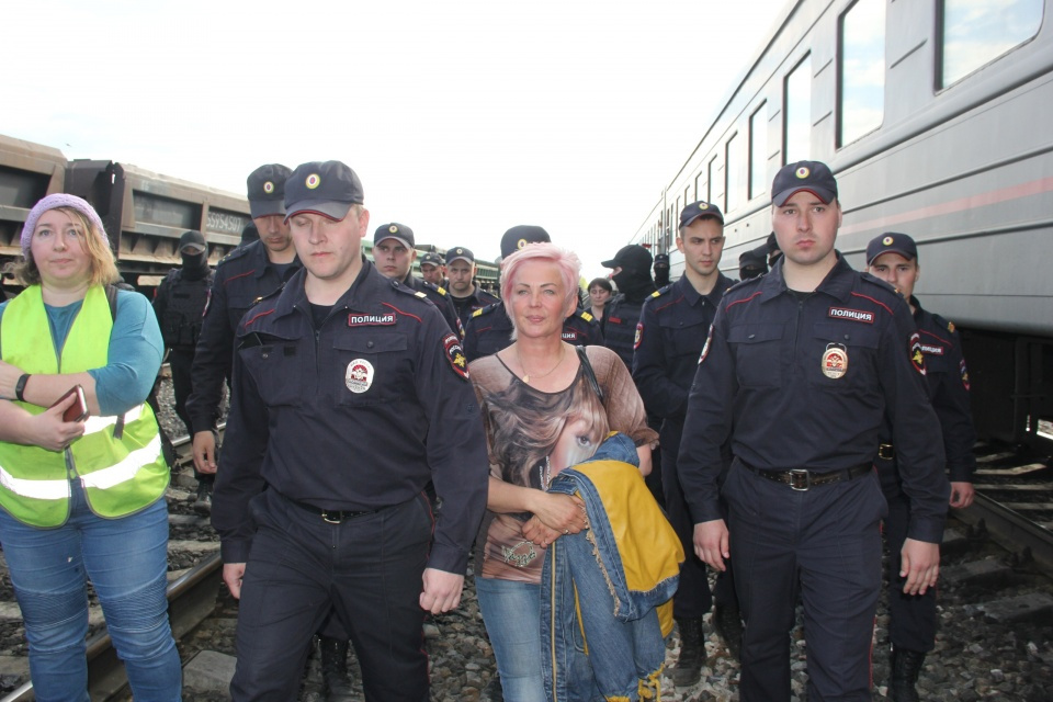Так активистку Анну Шекалову <a href="https://29.ru/text/gorod/66106693" class="_">задержали</a> на станции Шиес
