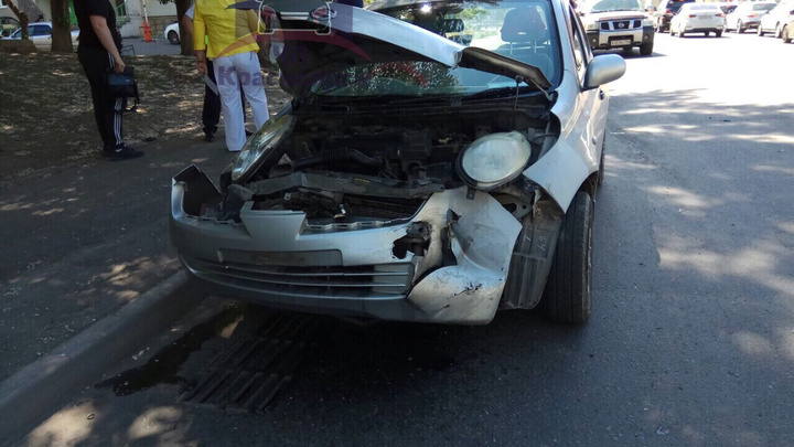 «Выезжала на счёт три»: женщина разбила машину, выбираясь из двора на Киренского