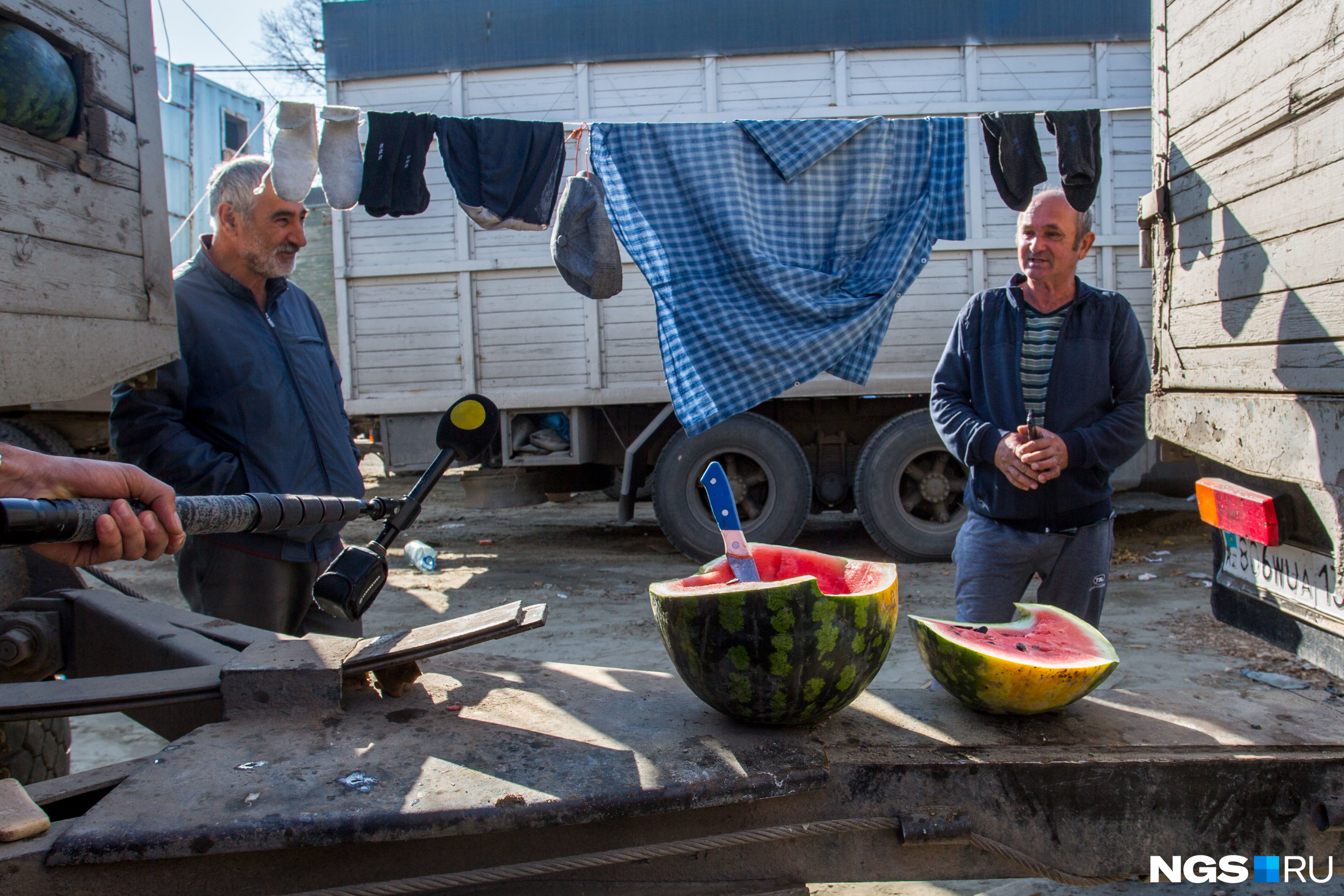 Жизнь на месте вооружённого конфликта идет как обычно: водители фур едят арбузы и сушат бельё