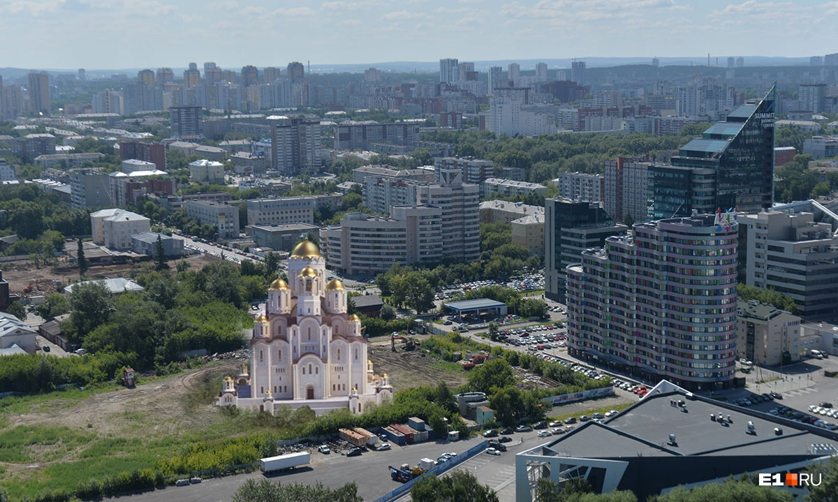 Можно екатеринбург. Храм Святой Екатерины Екатеринбург. Екатеринбург сквер храм. Церковь на месте сквера Екатеринбург. Храм у цирка Екатеринбург.