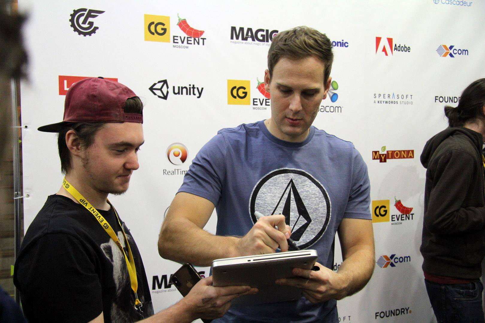 Джосс уидон мстители. Блокбастер создатель. Блокбастер создатель. Братья руссо. Дж.