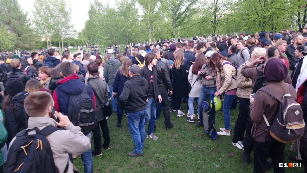 Во второй день, несмотря на холодную погоду, людей было значительно больше Во второй день, несмотря на холодную погоду, людей было значительно больше