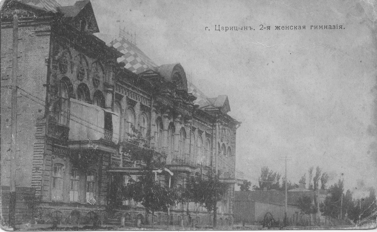 На старых фото видны не дошедшие до наших дней детали: длинные балконы с маркизами для защиты от солнца, крыша в «шашечку»