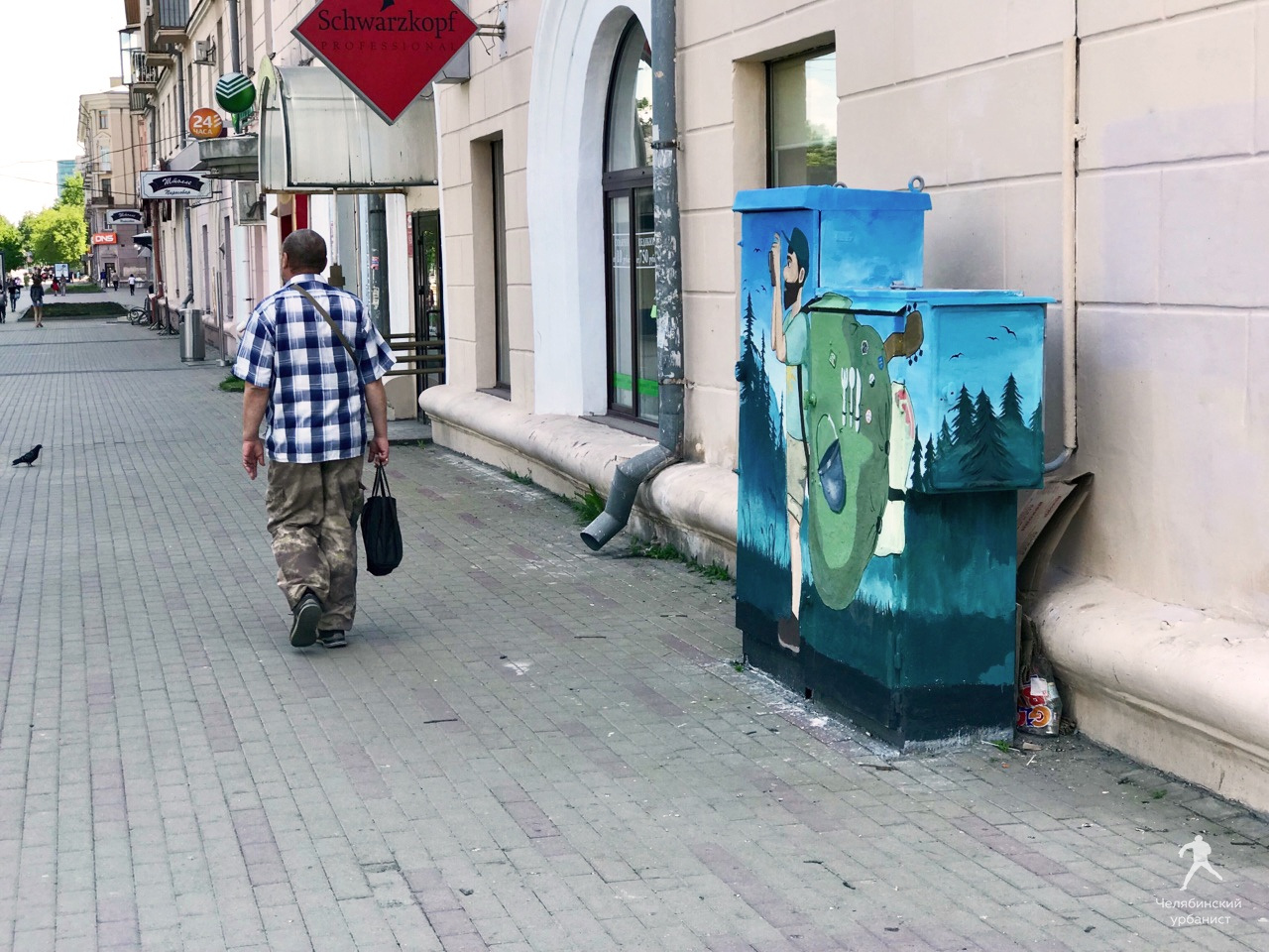 Урбанисты разрисовали будку на пожертвования неравнодушных горожан