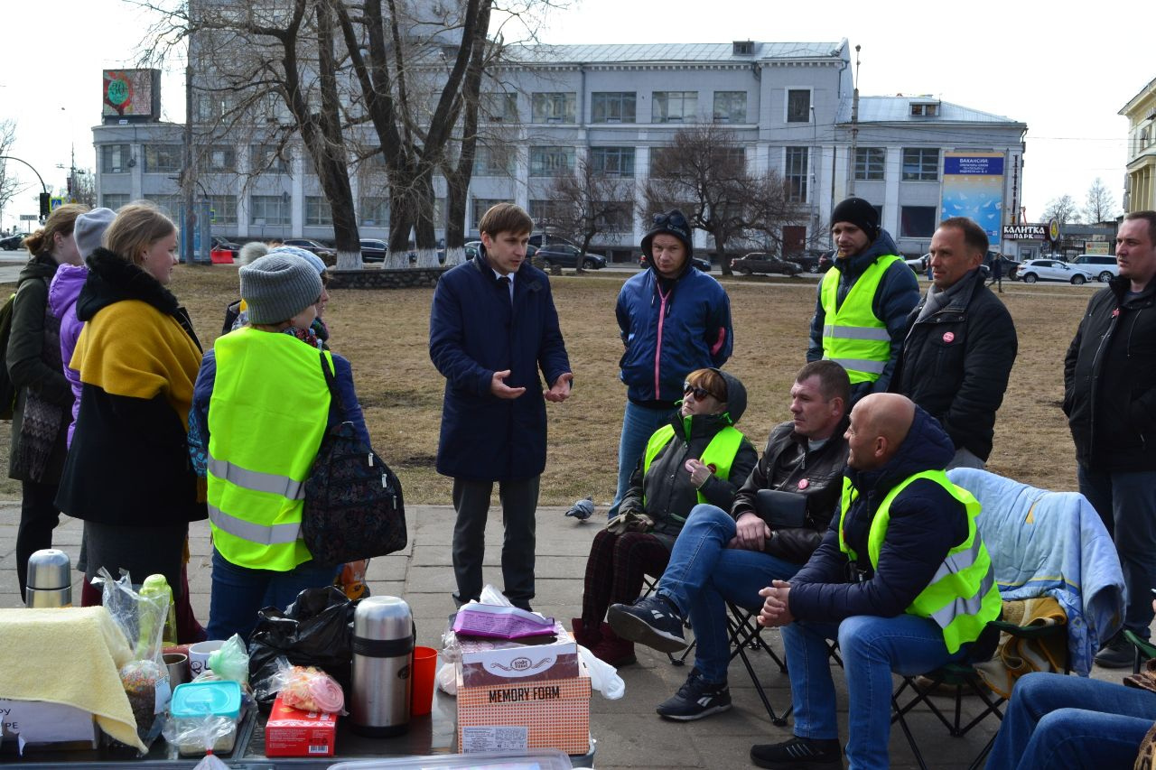 Секретарь регионального отделения «Единой России» Иван Новиков вышел пообщаться с протестующими