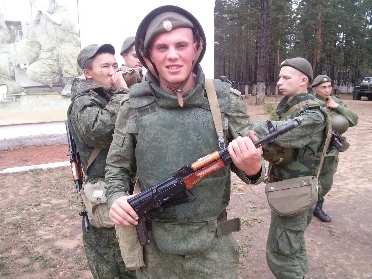 Сергей Шмелев отслужил в армии в 2014 году