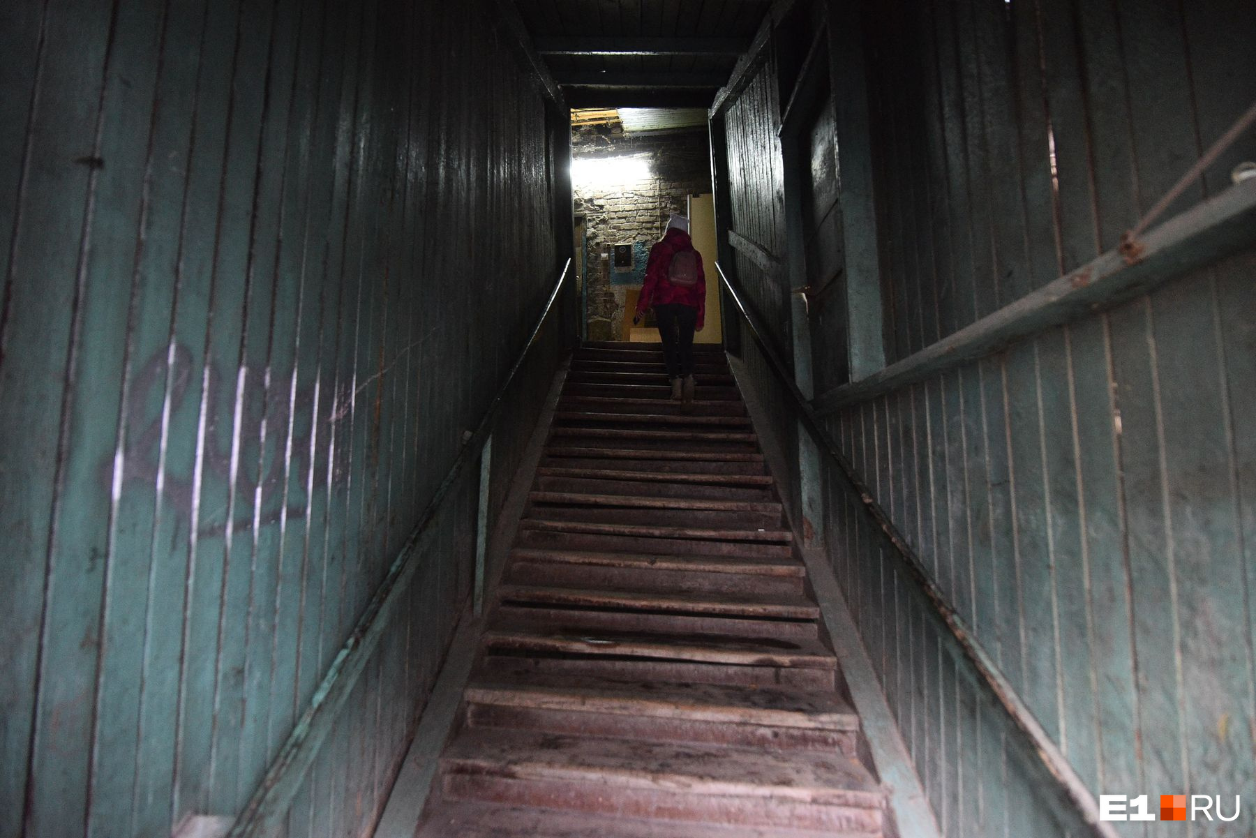 По ветхой деревянной лестнице идем наверх