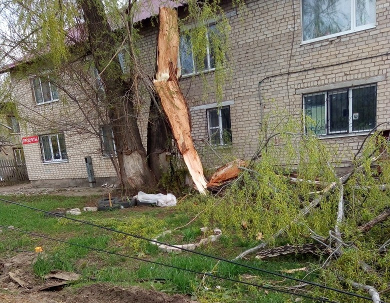 Ураган в Самарской области. Торнадо в Самаре. Последствия урагана в Самарской области. Смерч в Самаре.