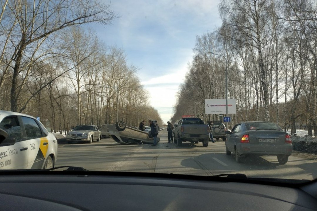 Авария 50 лет ВЛКСМ Тюмень. Авария в Тюмени на улице 50 лет ВЛКСМ сегодня.