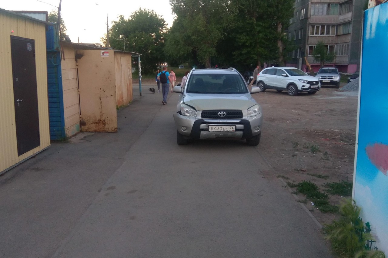 Улица Хохрякова, 22: битая жизнью Toyota RAV4 стоит прямо на тротуаре. Запаркованные на фоне машины, впрочем, не лучше Улица Хохрякова, 22: битая жизнью Toyota RAV4 стоит прямо на тротуаре. Запаркованные на фоне машины, впрочем, не лучше